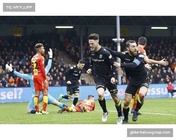 前进之鹰门将近期表现神勇 但防守支持不足